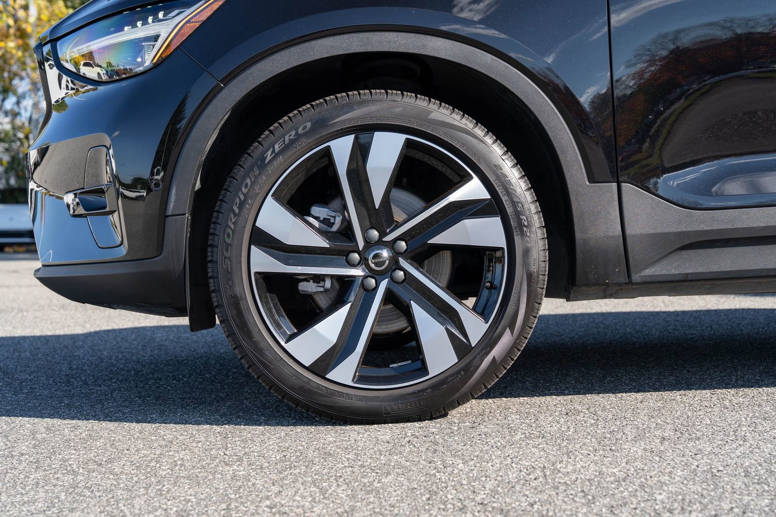 Used 2024 Volvo XC40 B5 Ultimate w/ Protection Package Premier image 9