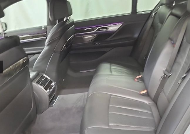 Used 2020 BMW 740i w/ M Sport Package RWD image 15