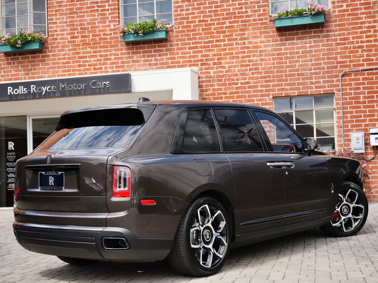 Used 2022 Rolls-Royce Cullinan Black Badge AWD/4WD image 2