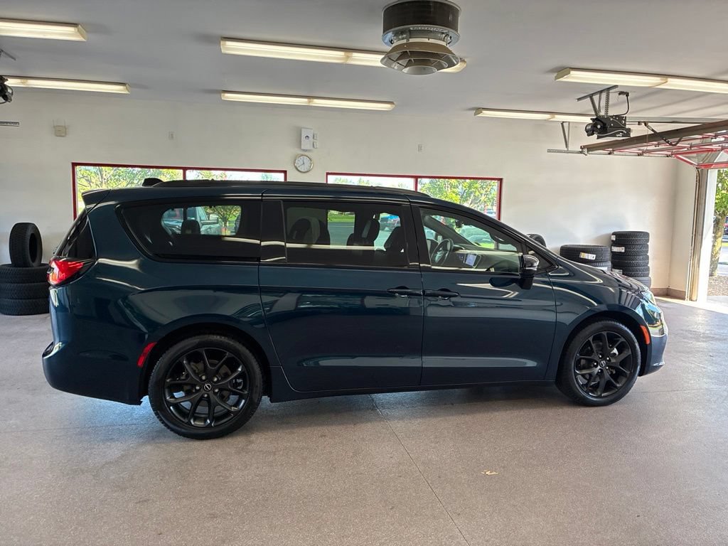 Certified 2025 Chrysler Pacifica Limited FWD image 43