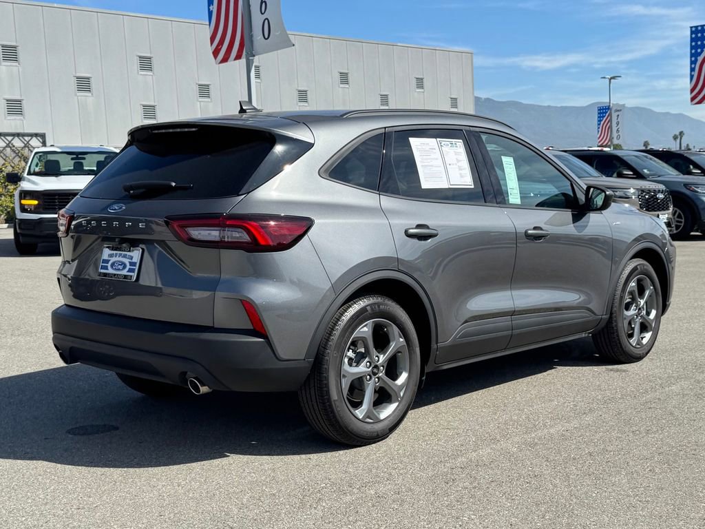 Used 2025 Ford Escape ST-Line w/ Cold Weather Package FWD image 5