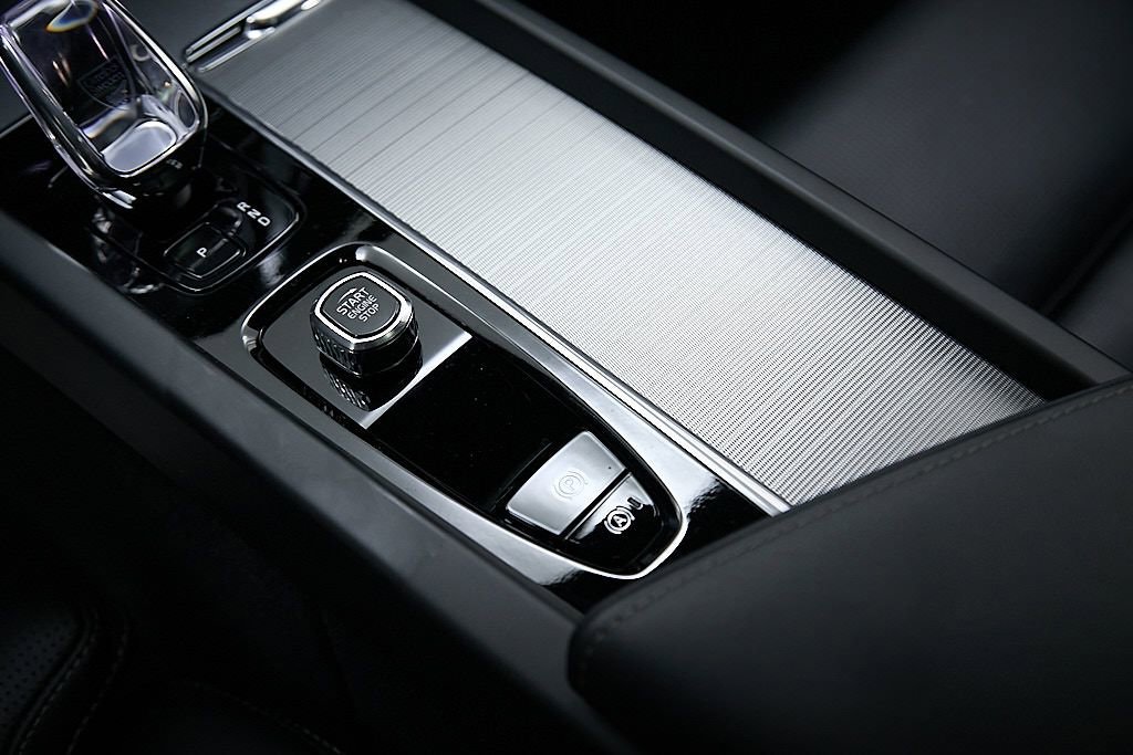 Certified 2024 Volvo XC60 T8 Ultimate image 18
