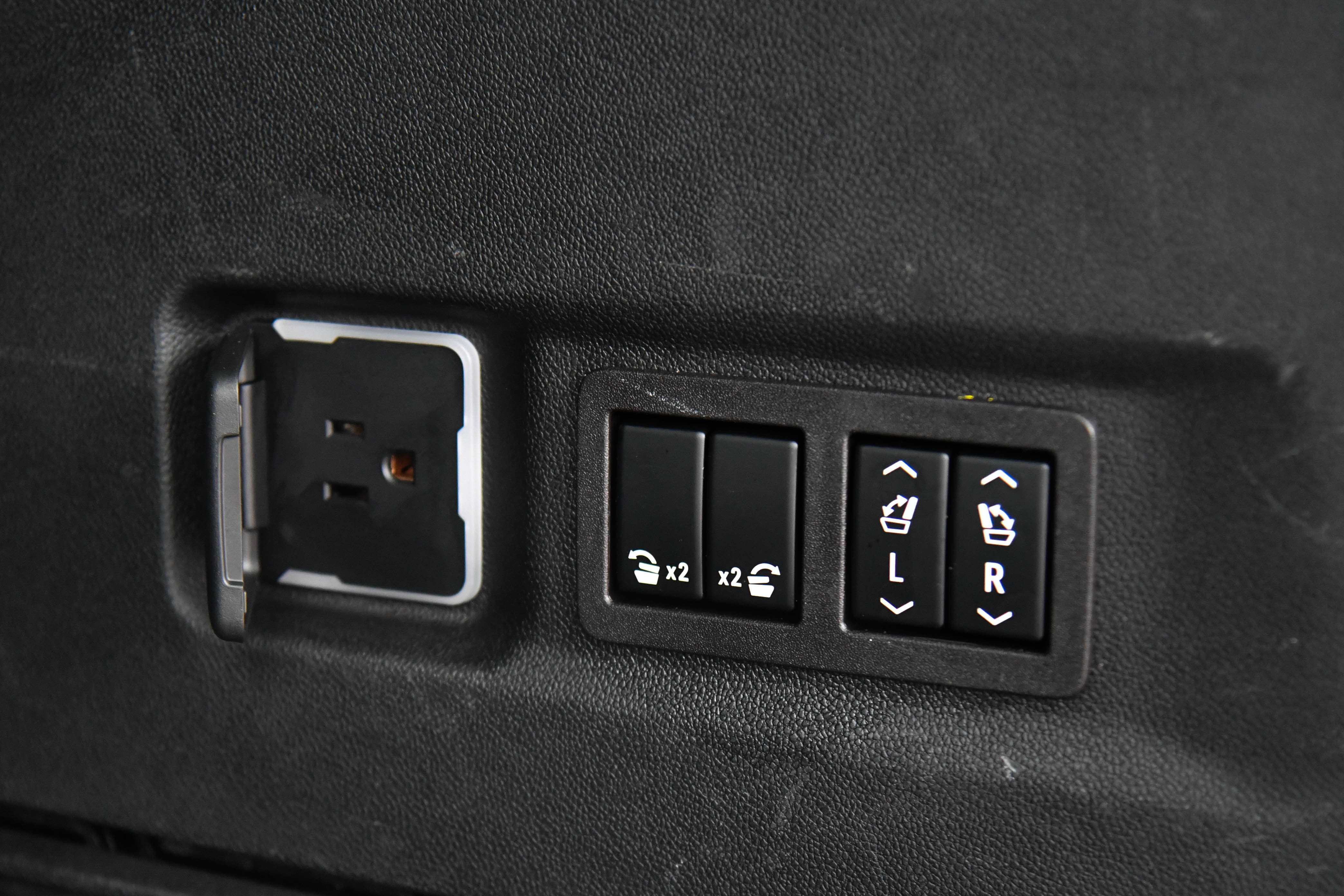 Used 2023 Chevrolet Suburban Premier image 46