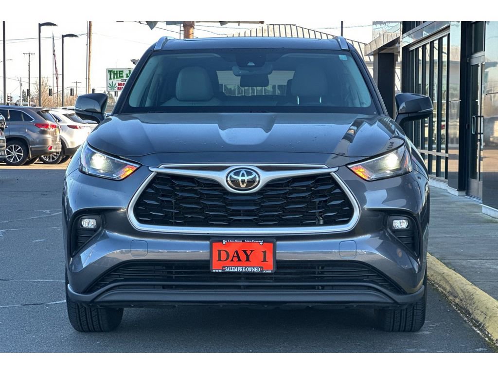 Used 2023 Toyota Highlander XLE image 11