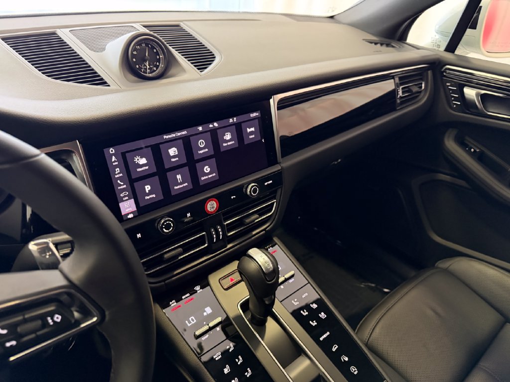 Certified 2026 Porsche Macan AWD/4WD image 18
