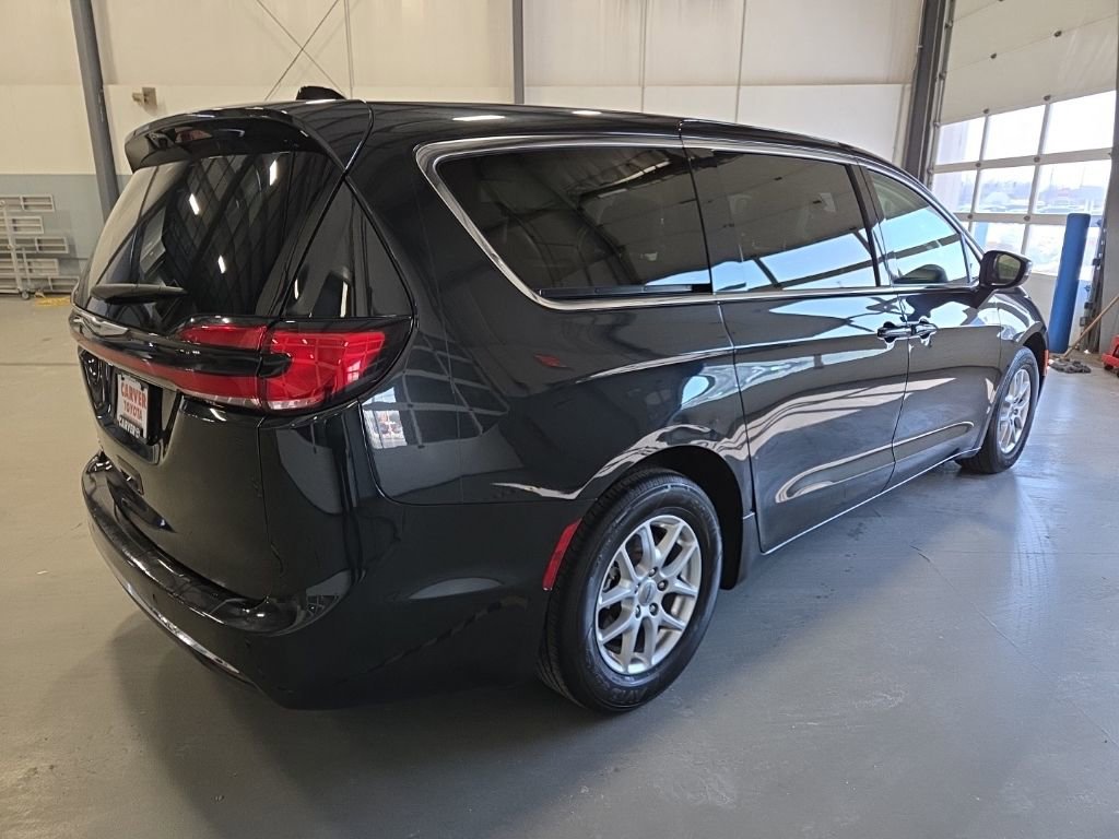 Used 2023 Chrysler Pacifica Touring-L image 7