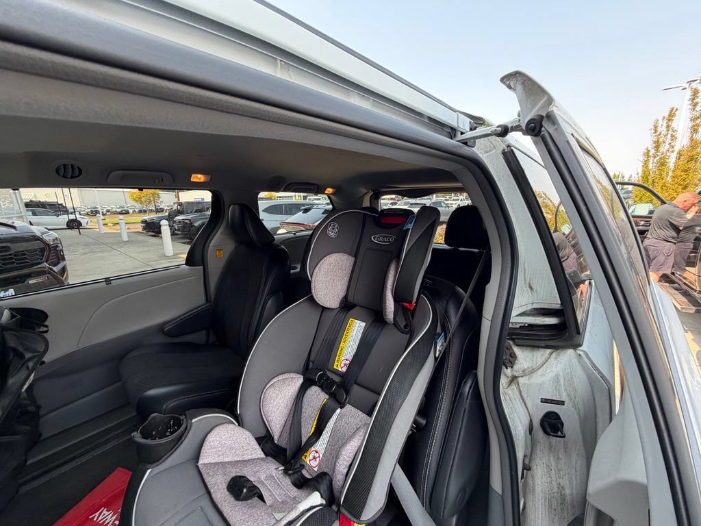 Used 2013 Toyota Sienna SE FWD image 10