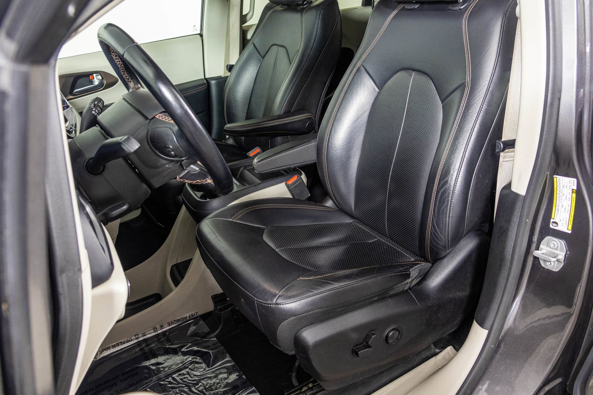 Used 2018 Chrysler Pacifica Touring-L image 22