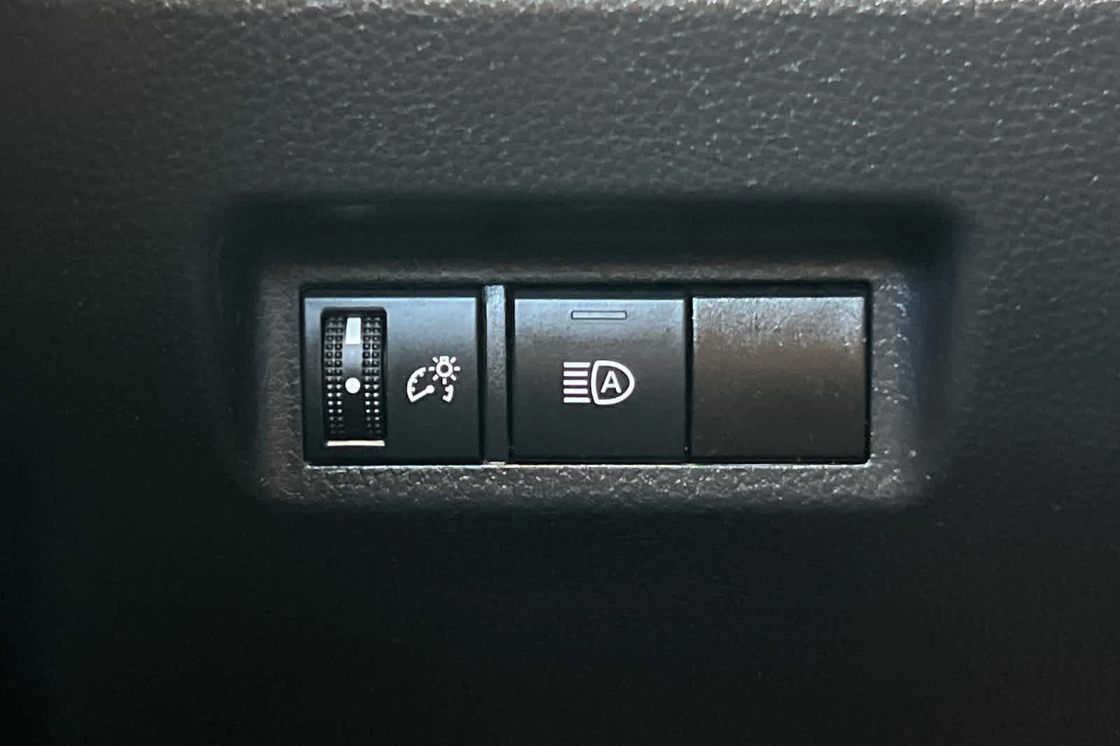 Used 2021 Toyota RAV4 LE AWD/4WD image 28
