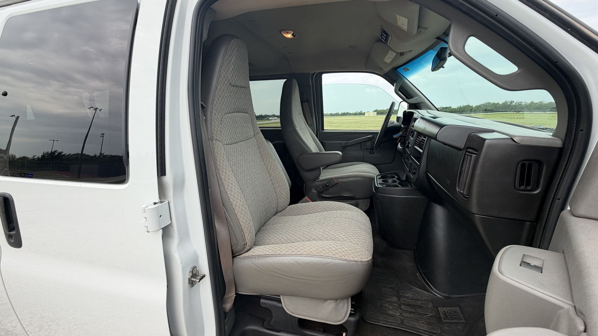 Used 2024 Chevrolet Express 3500 LS RWD image 24