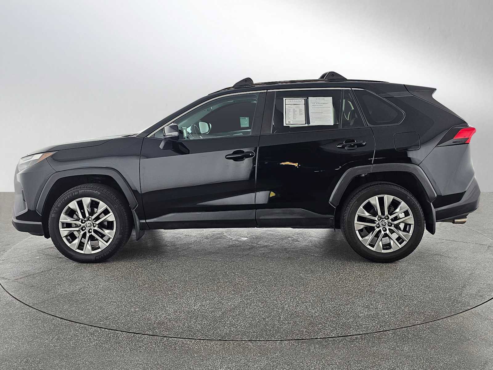 Used 2022 Toyota RAV4 XLE Premium image 12