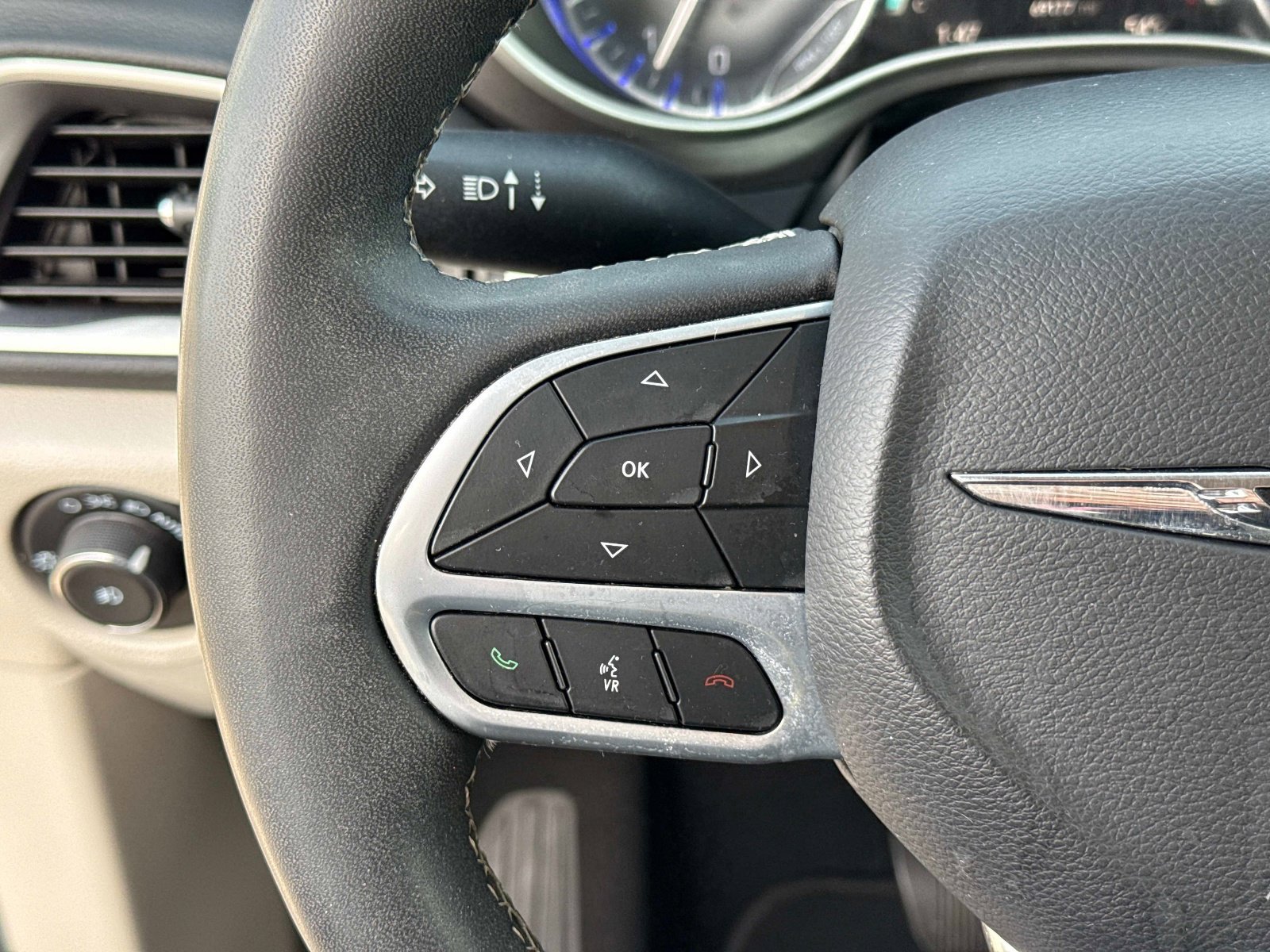 Used 2023 Chrysler Pacifica Touring-L image 30