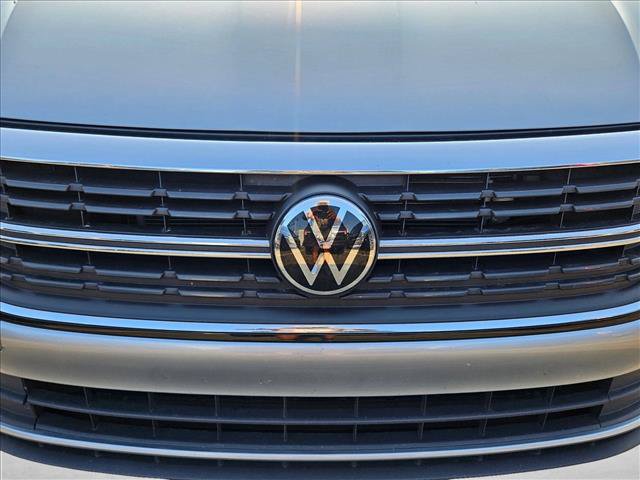 Used 2024 Volkswagen Jetta SE FWD image 2
