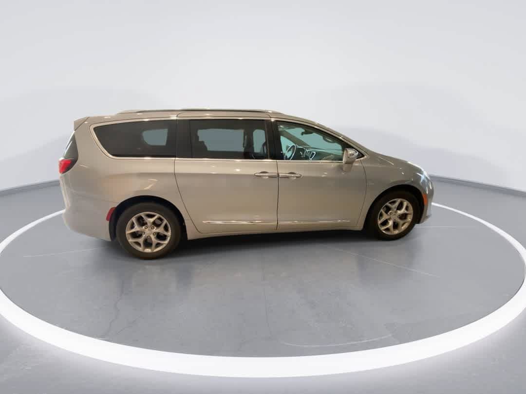 Used 2018 Chrysler Pacifica Limited FWD image 9
