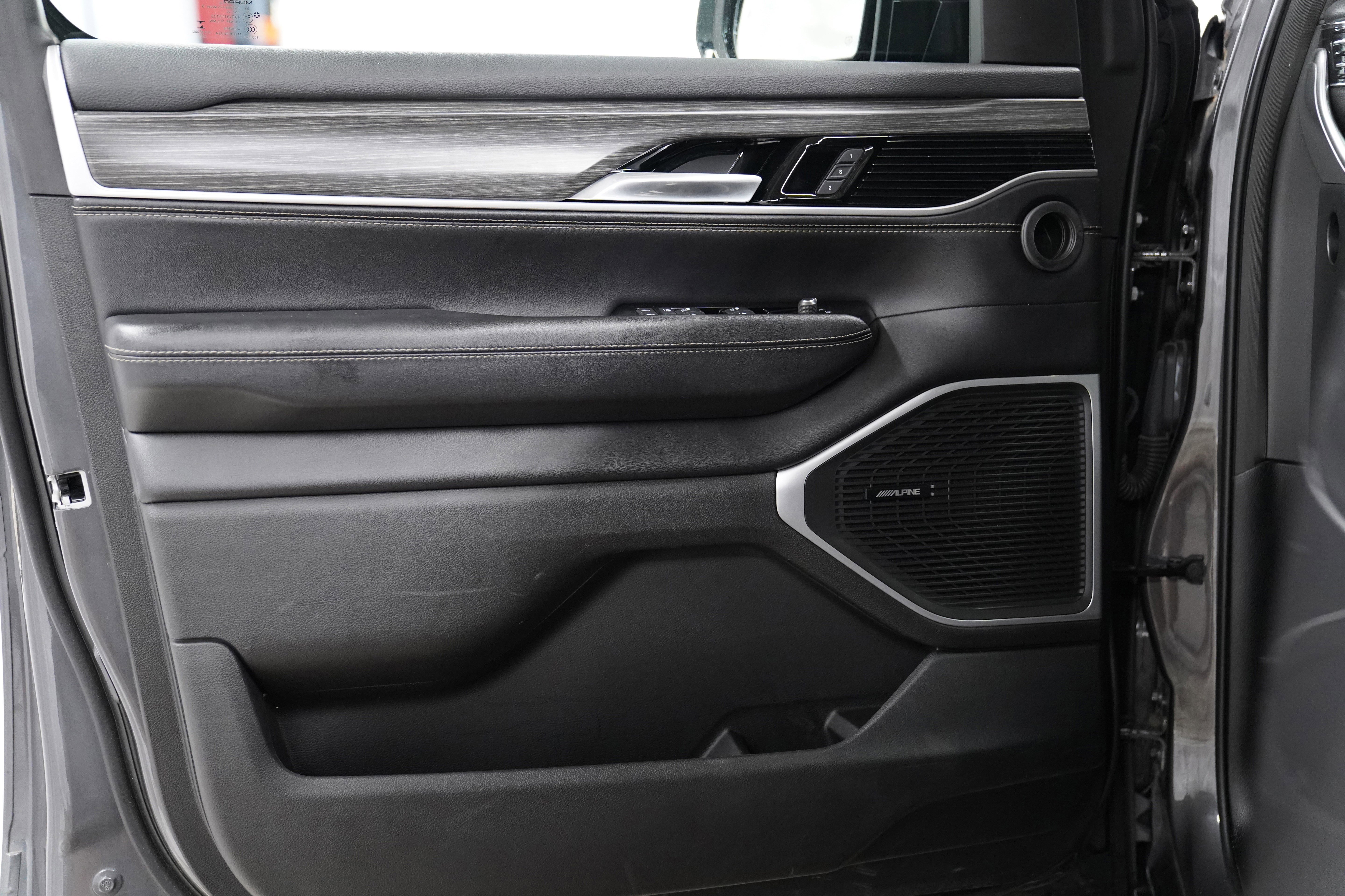 Used 2023 Jeep Wagoneer Series III w/ Preferred Equipment Group image 17