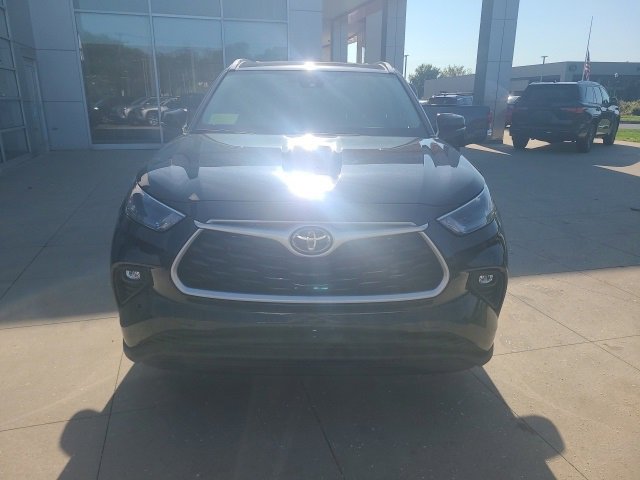 Used 2024 Toyota Highlander XLE image 2