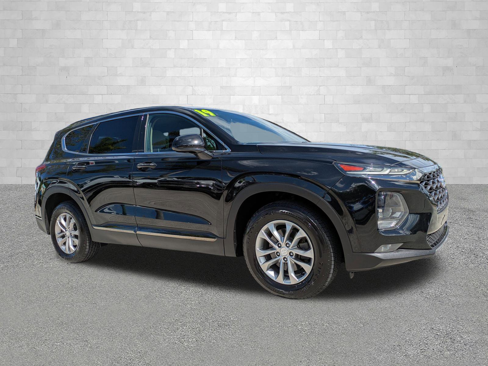 Used 2019 Hyundai Santa Fe SEL image 2