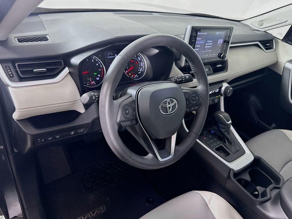 Used 2021 Toyota RAV4 XLE Premium image 9