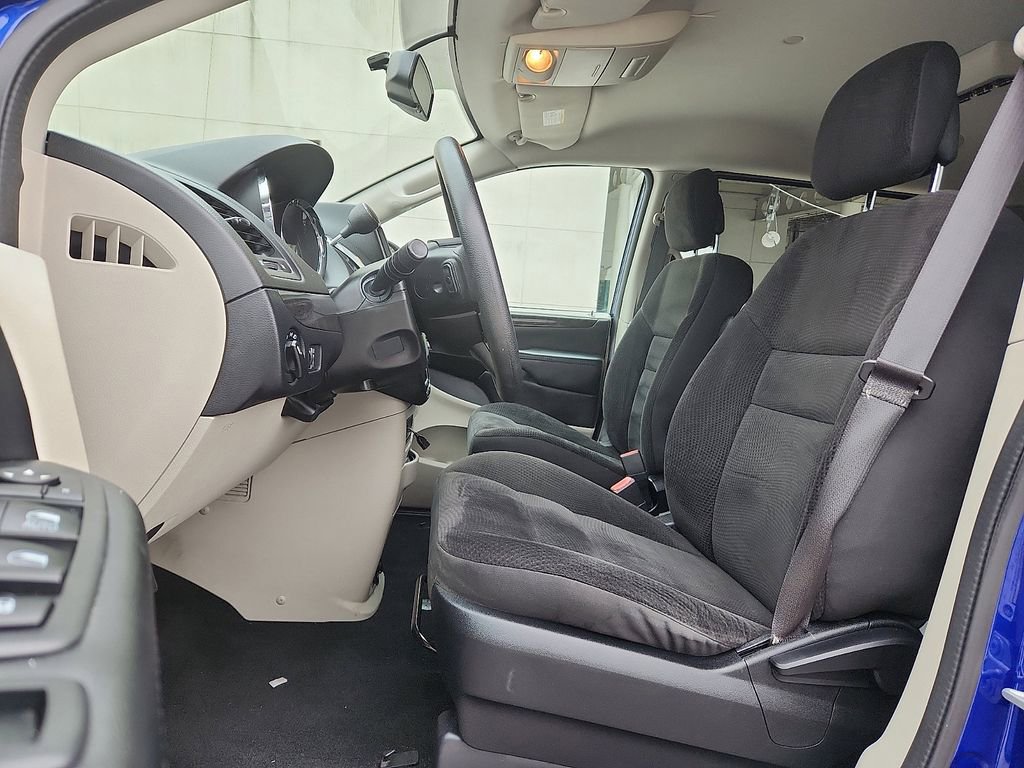 Used 2018 Dodge Grand Caravan SE w/ UConnect Hands-Free Group image 9