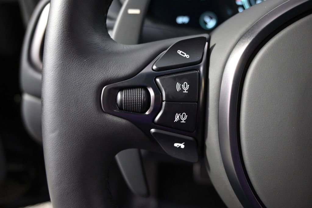 Used 2023 Aston Martin V8 Vantage Roadster RWD image 39