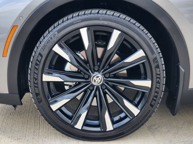 Used 2025 Toyota Crown Platinum AWD/4WD image 8