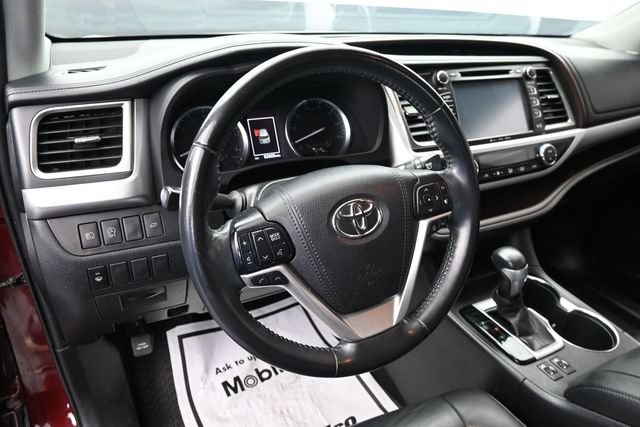 Used 2019 Toyota Highlander XLE FWD image 23