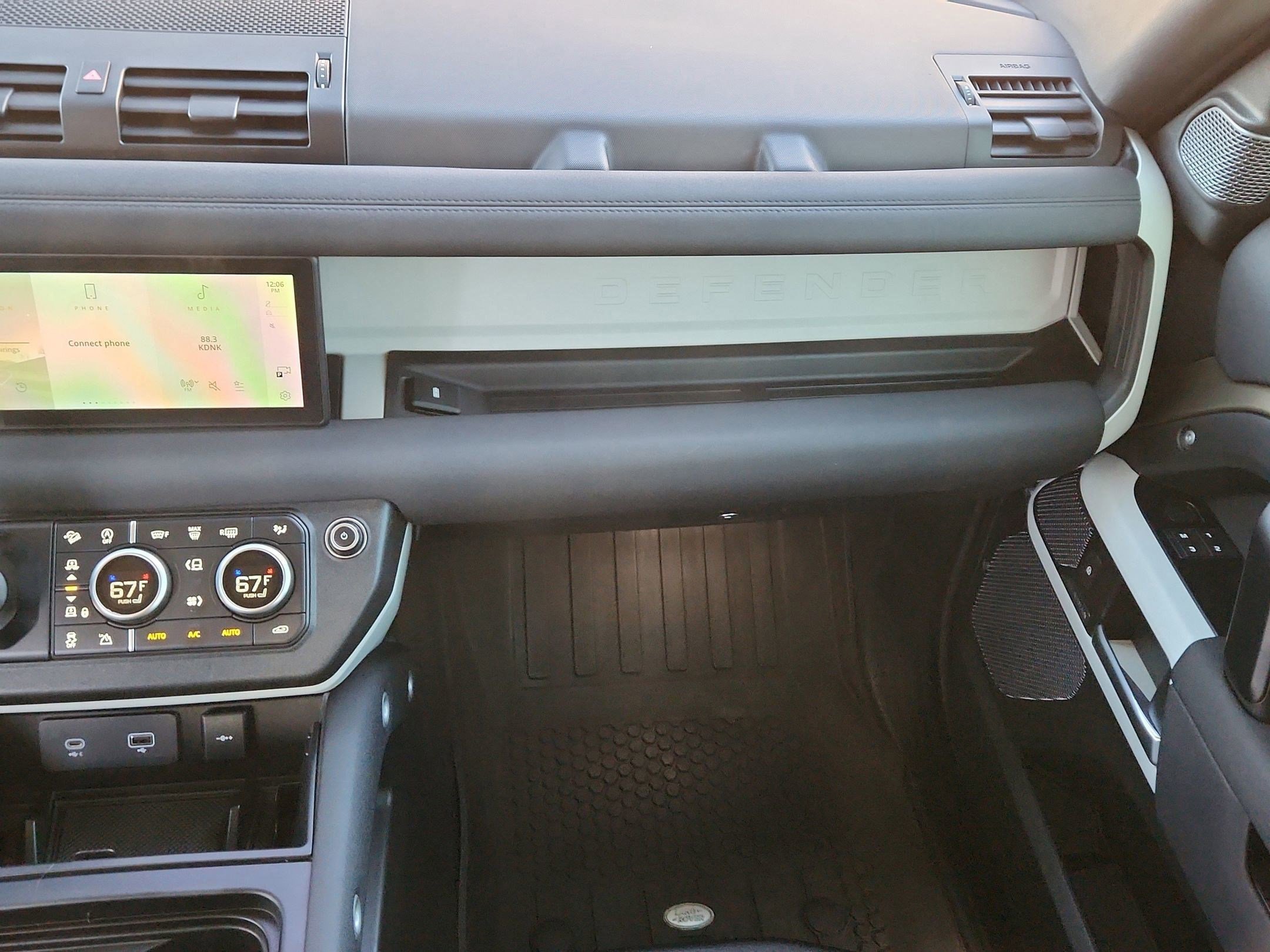 Used 2020 Land Rover Defender 110 SE image 30