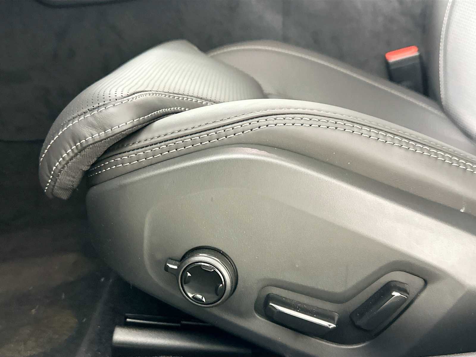 Used 2025 Volvo V90 B6 Cross Country Ultra w/ Climate Package image 17