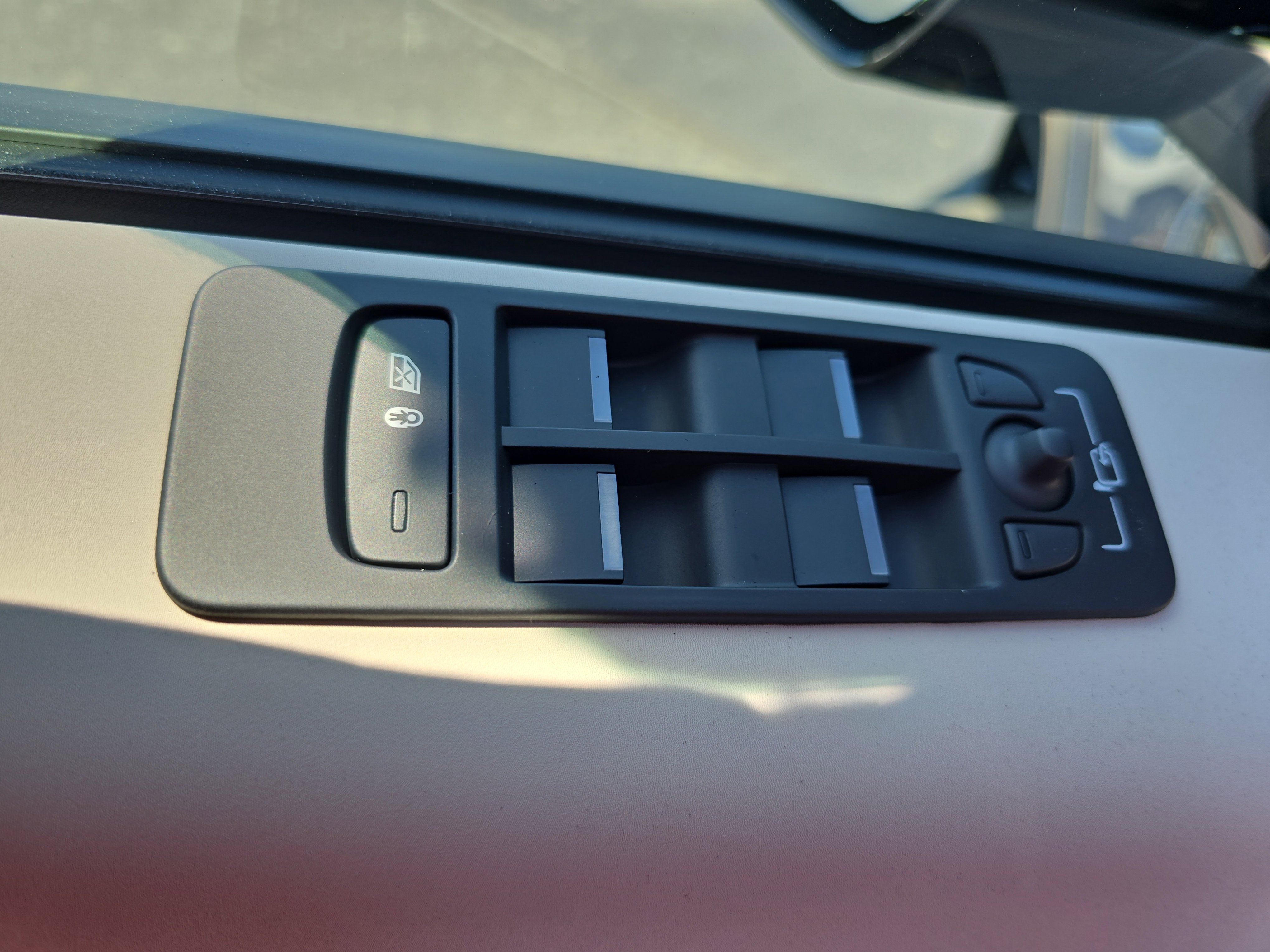 New 2025 Land Rover Discovery Sport S image 27