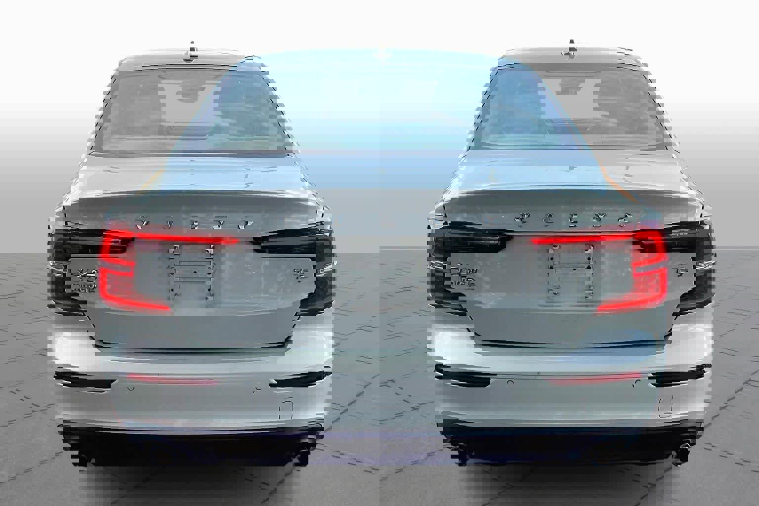 Used 2020 Volvo S60 T5 Momentum image 4