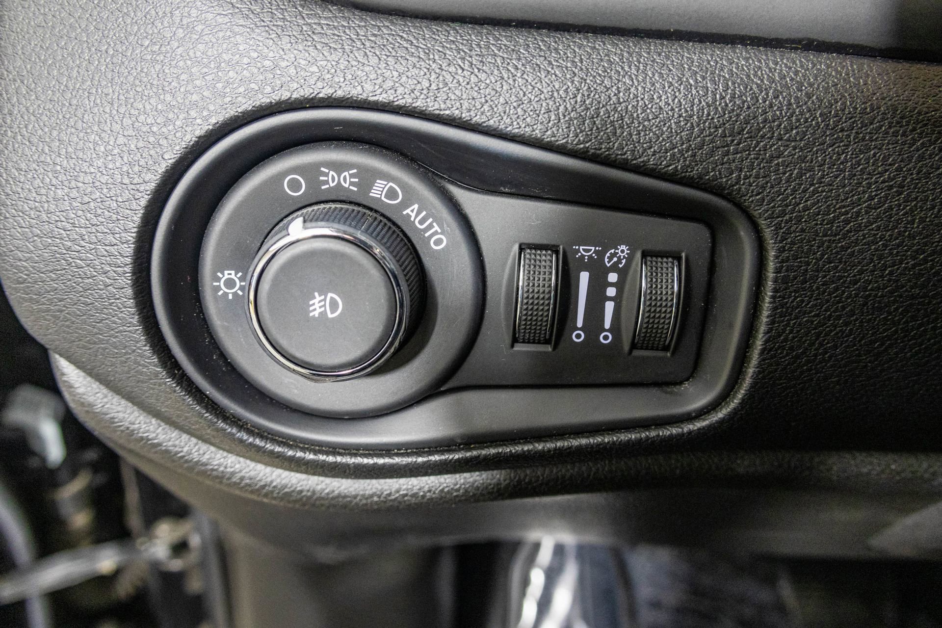 Used 2019 Jeep Renegade Latitude w/ Cold Weather Group image 32