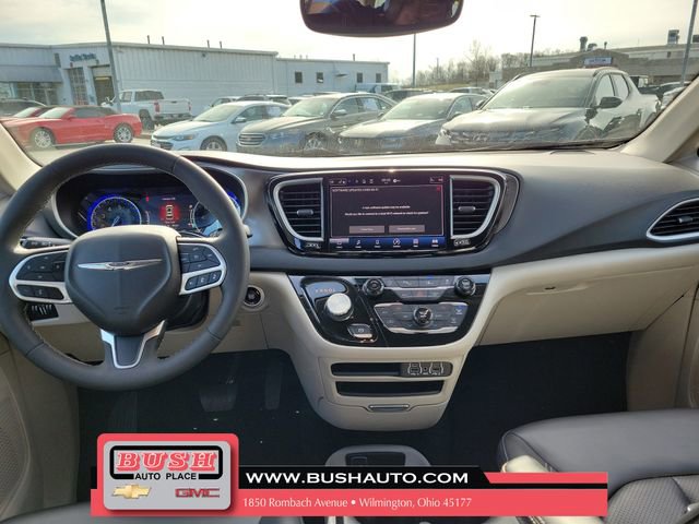 Used 2023 Chrysler Pacifica Touring-L image 9