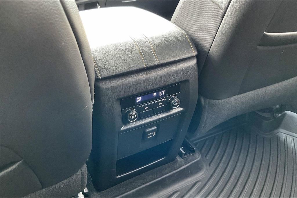 Used 2021 Chevrolet Traverse LT FWD image 33