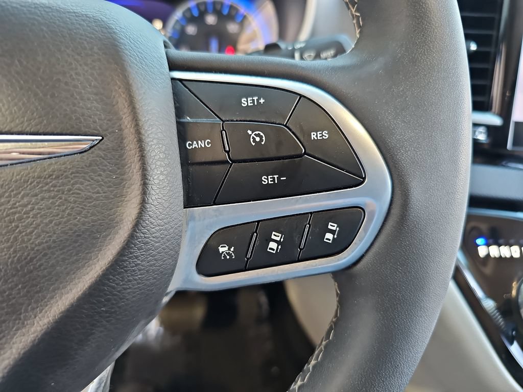 Used 2024 Chrysler Pacifica Touring-L FWD image 12