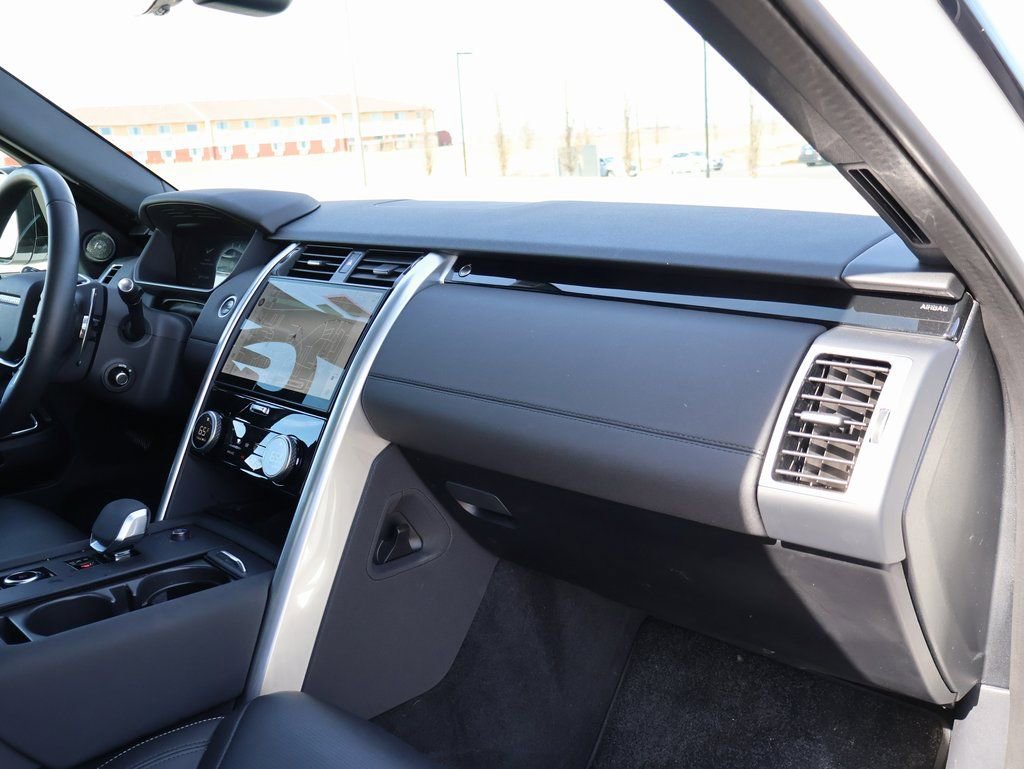 Used 2025 Land Rover Discovery S image 9