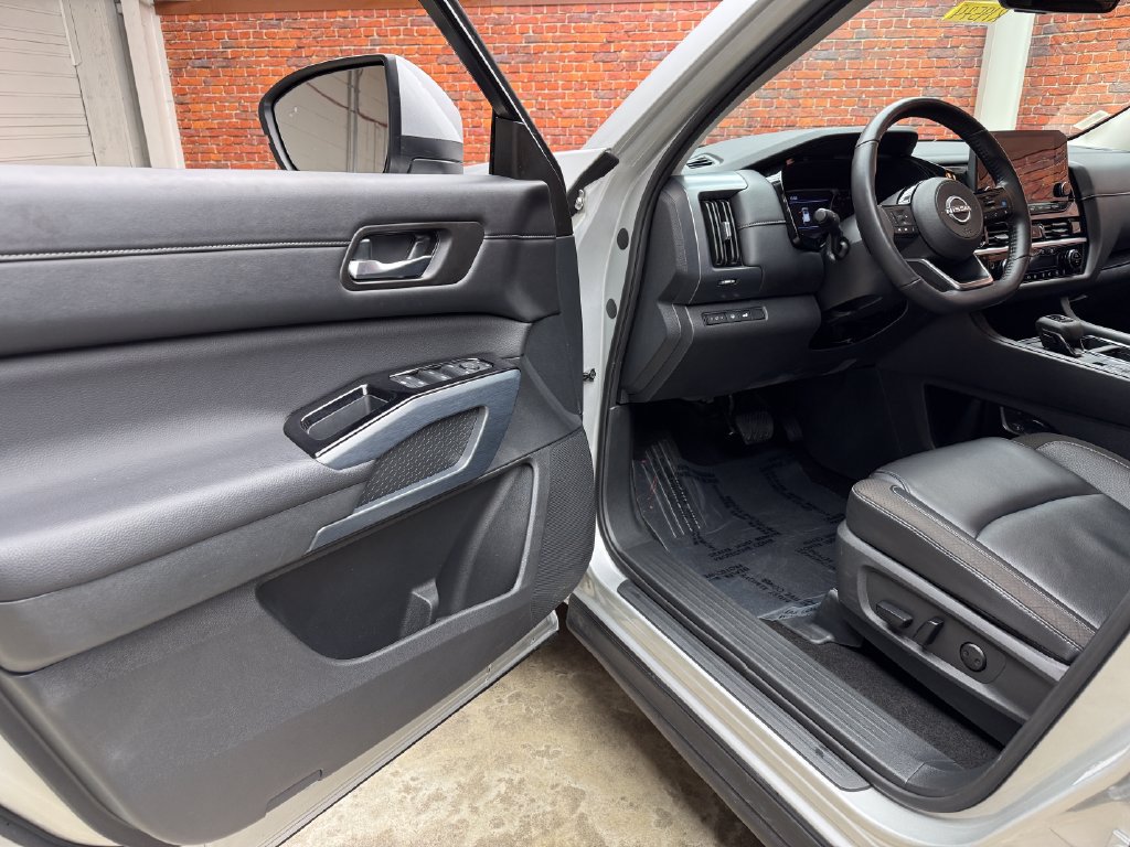 Used 2025 Nissan Pathfinder SL AWD/4WD image 9