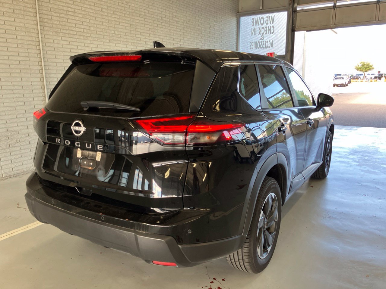 Used 2025 Nissan Rogue SV FWD image 3