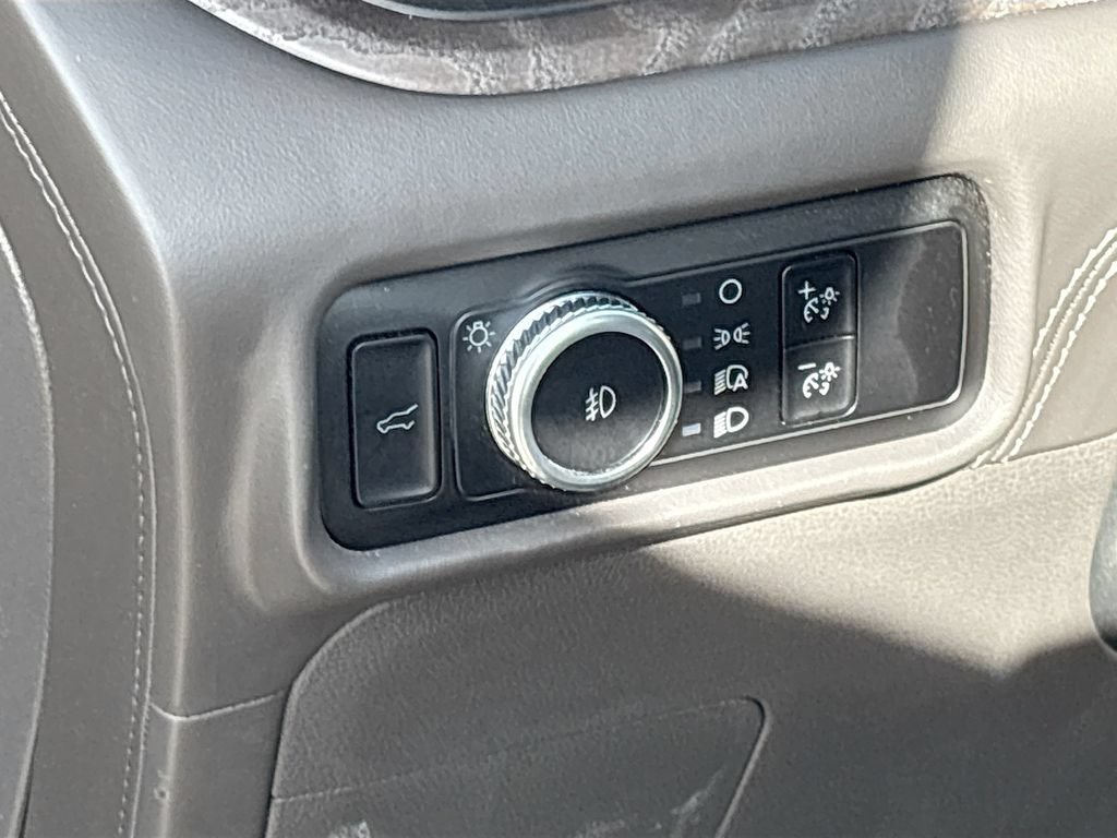 Used 2023 Ford Explorer Platinum w/ Technology Package AWD/4WD image 10