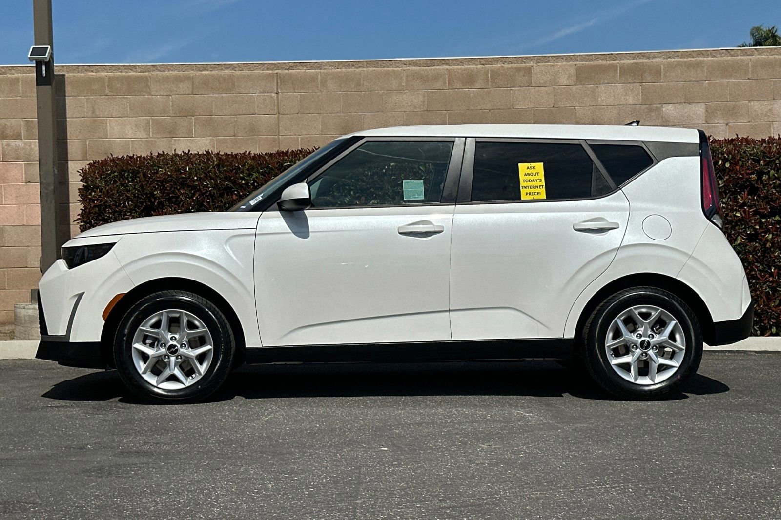 Used 2025 Kia Soul LX w/ LX Technology Package image 7