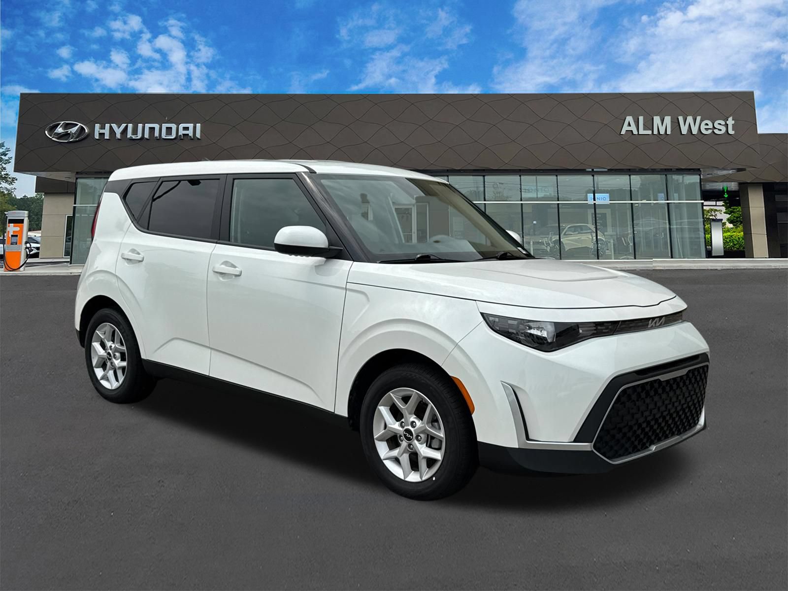 Used 2025 Kia Soul LX w/ LX Technology Package FWD image 3