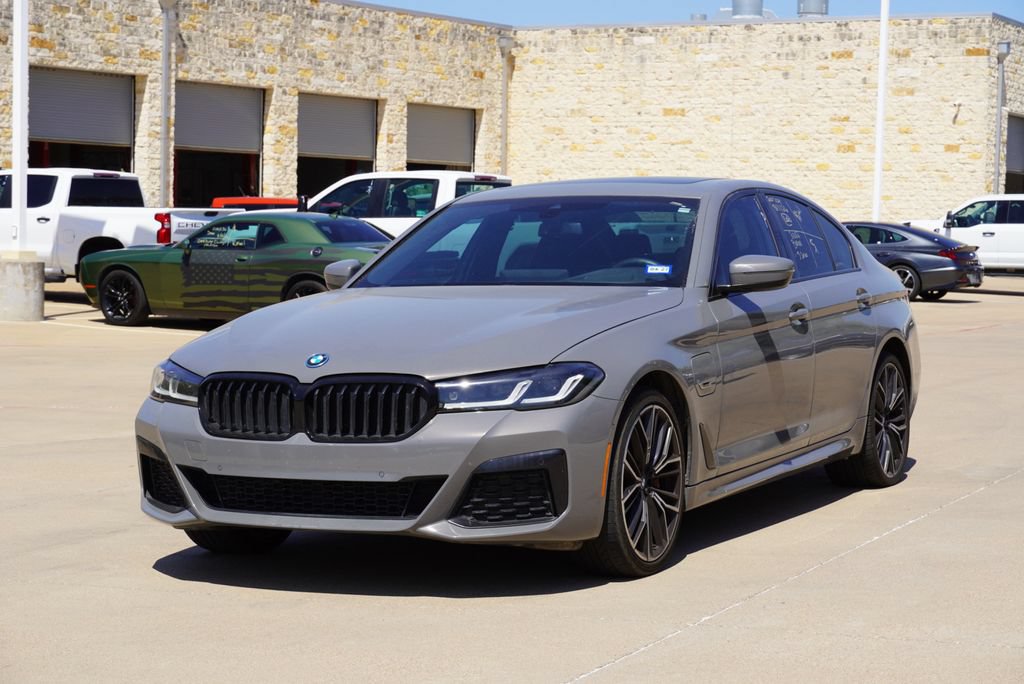 Used 2022 BMW 530e w/ Premium Package RWD image 3