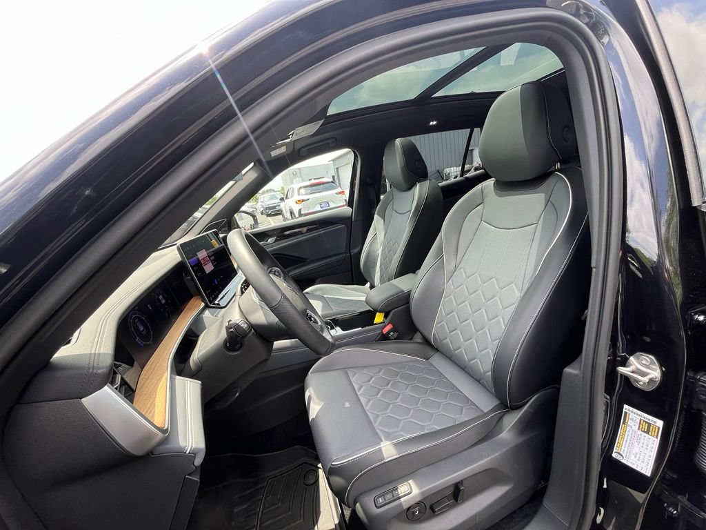 Certified 2025 Volkswagen Tiguan SEL R-Line AWD/4WD image 10
