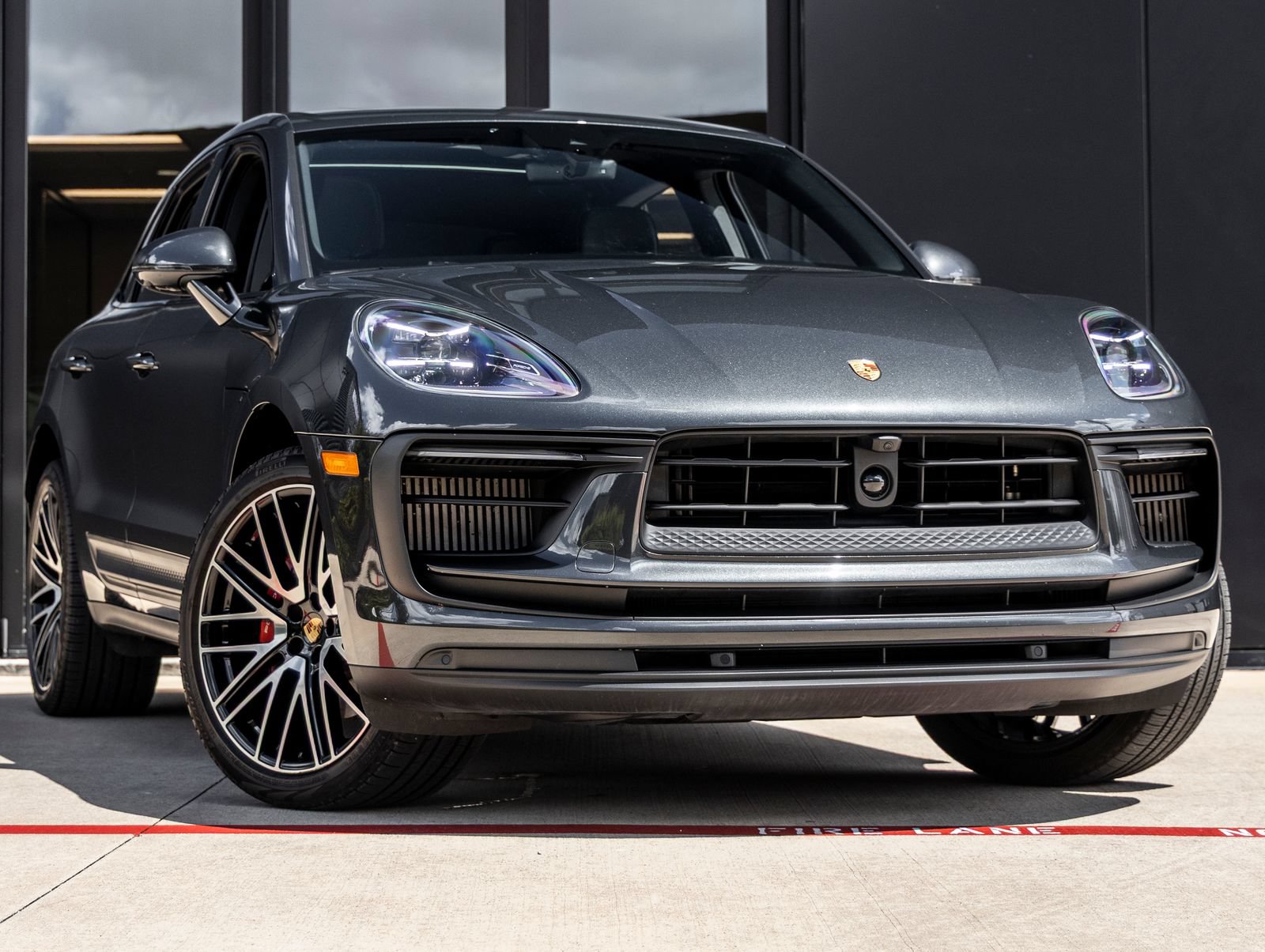 Certified 2024 Porsche Macan S AWD/4WD image 6