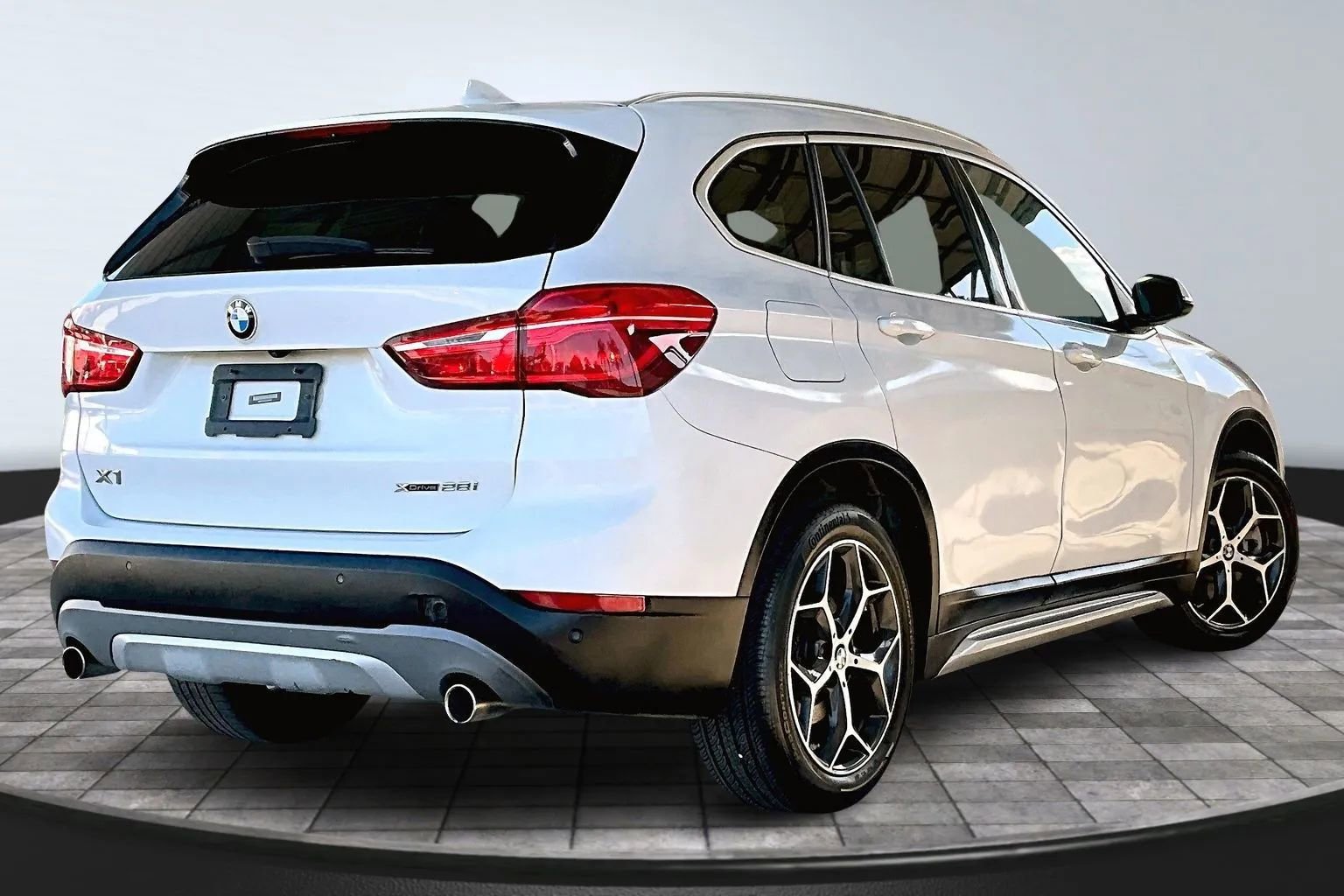 Used 2018 BMW X1 xDrive28i AWD/4WD image 6
