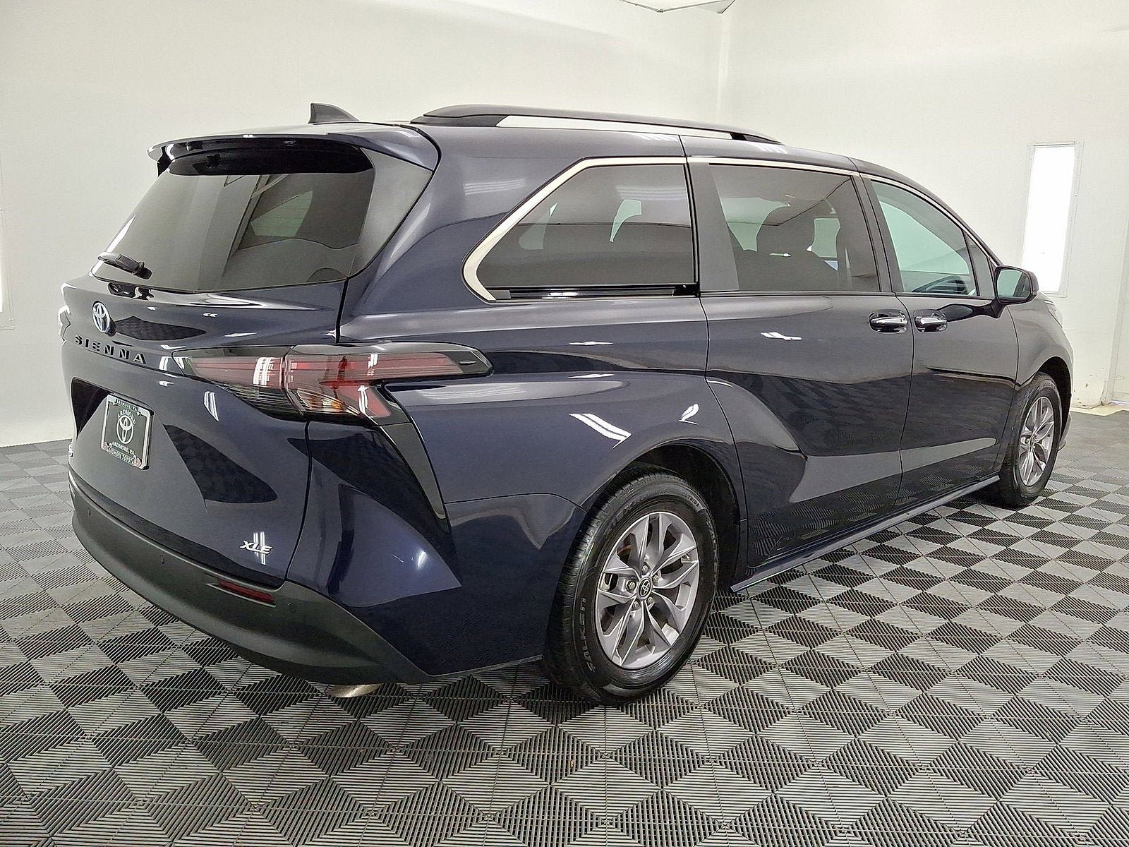 Used 2025 Toyota Sienna XLE AWD/4WD image 25