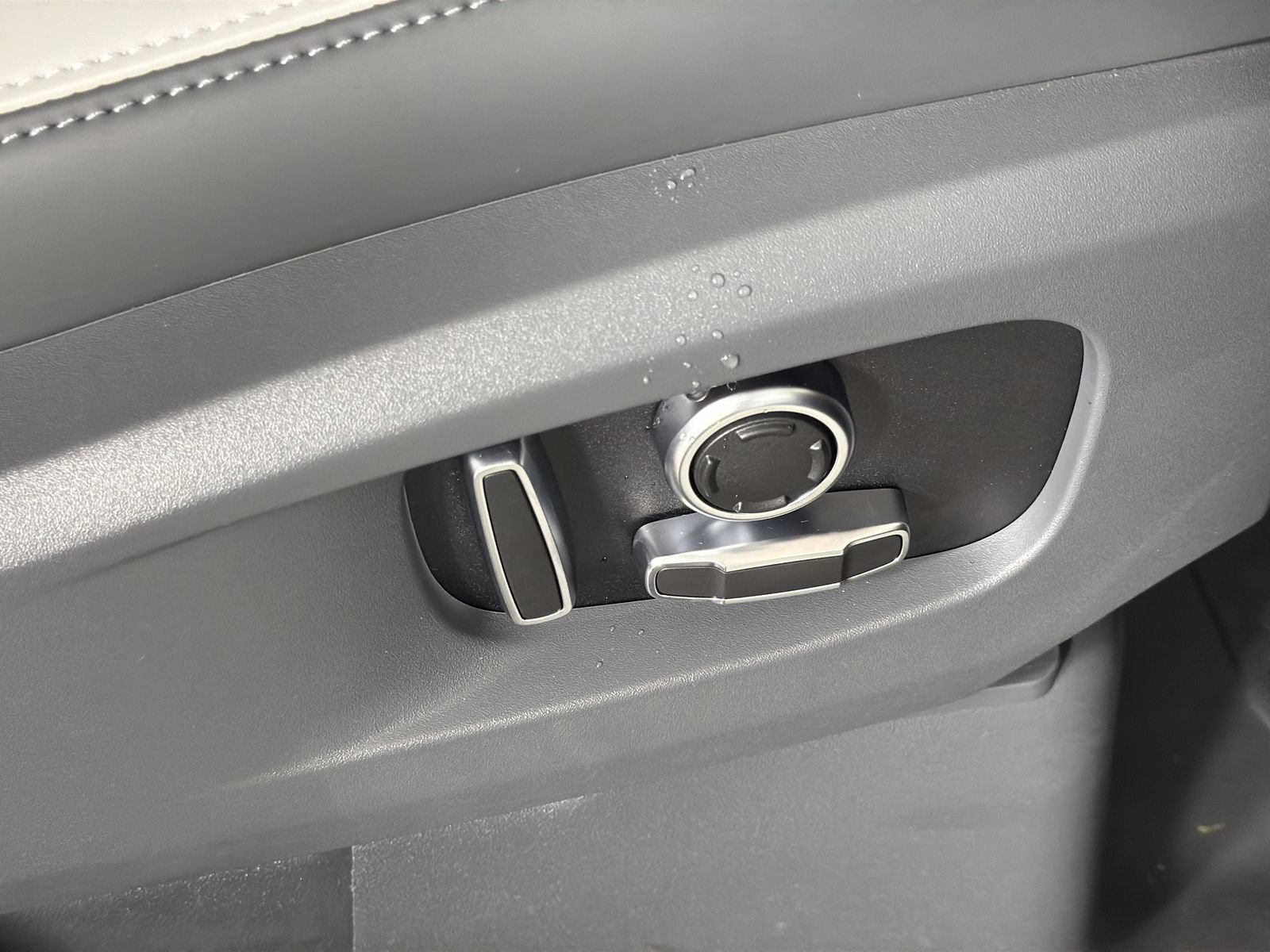 New 2025 Land Rover Defender 130 X-Dynamic SE image 34