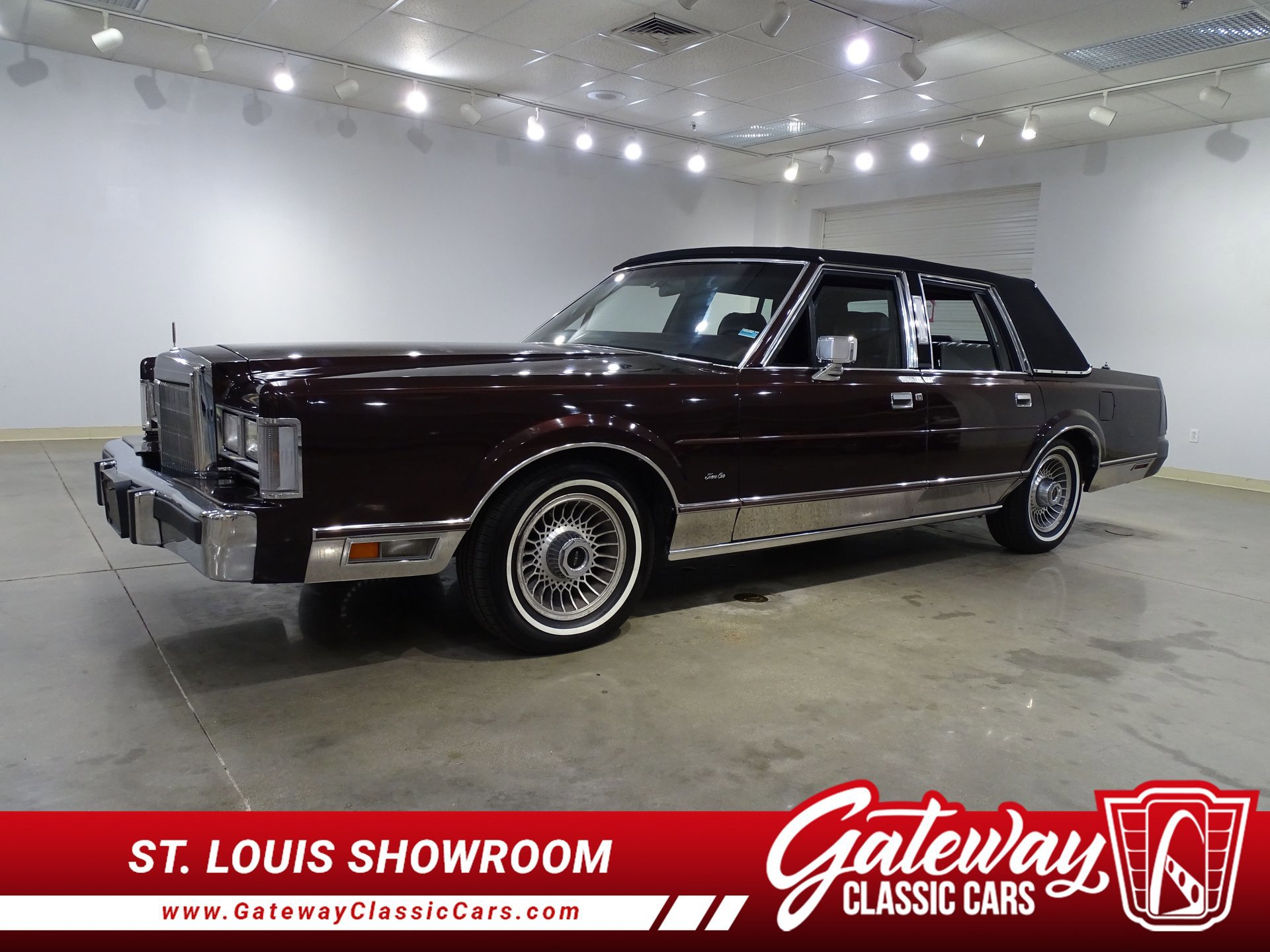 Used 1988 Lincoln Town Car RWD image 1