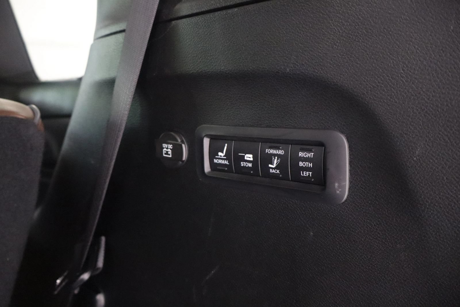 Used 2019 Chrysler Pacifica Limited w/ Tire & Wheel Group FWD image 9