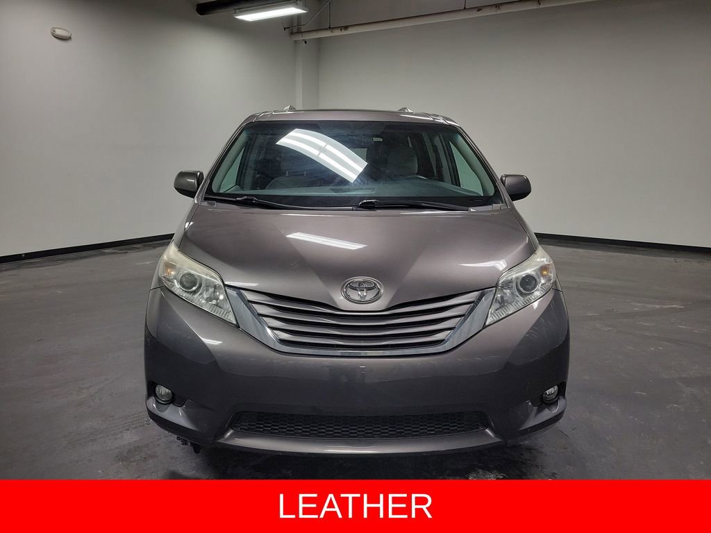 Used 2017 Toyota Sienna XLE image 2