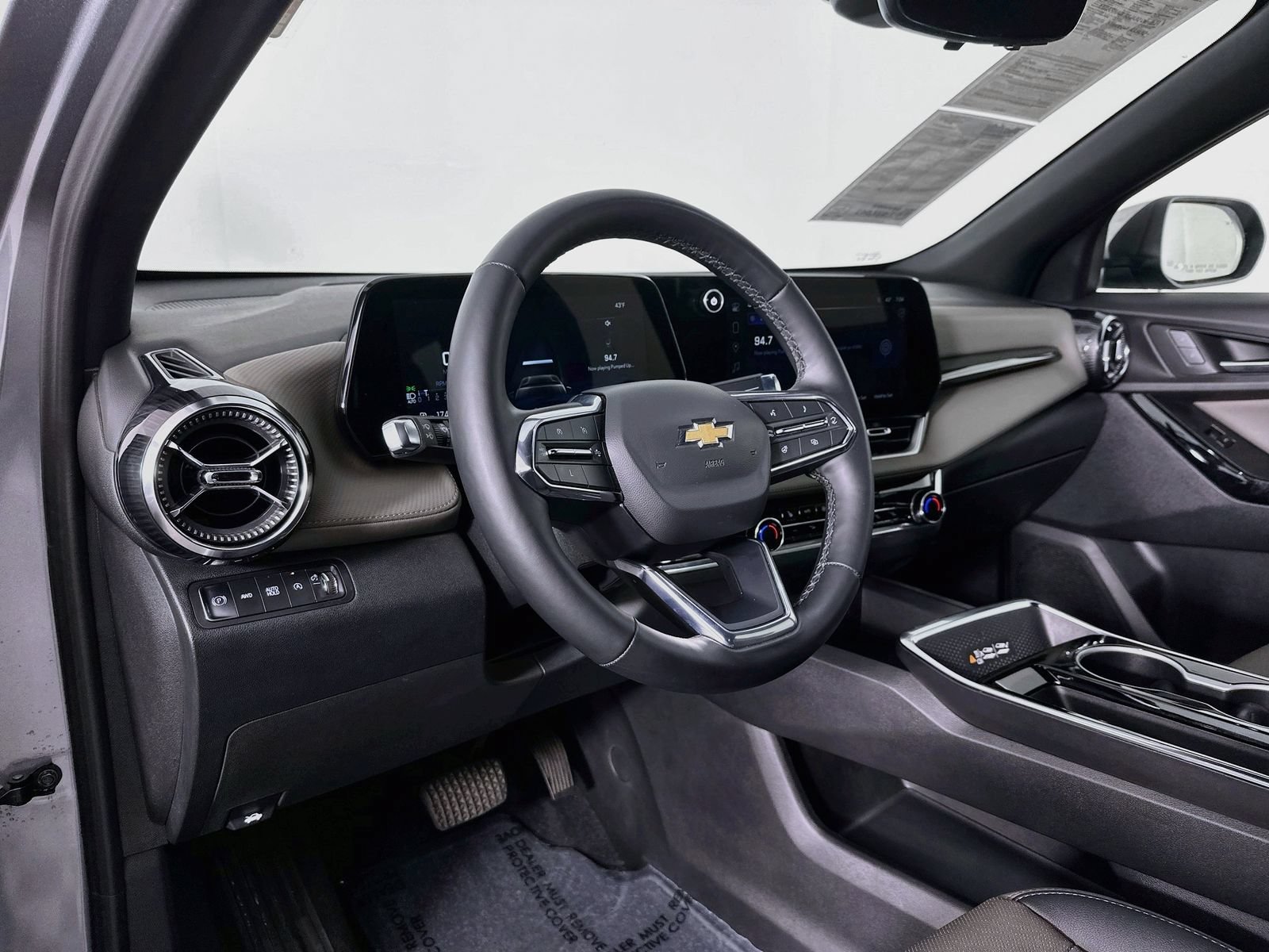 Used 2025 Chevrolet Equinox LT w/ Convenience Package II AWD/4WD image 10
